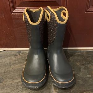 Euc Bogs size 6 (big kid)